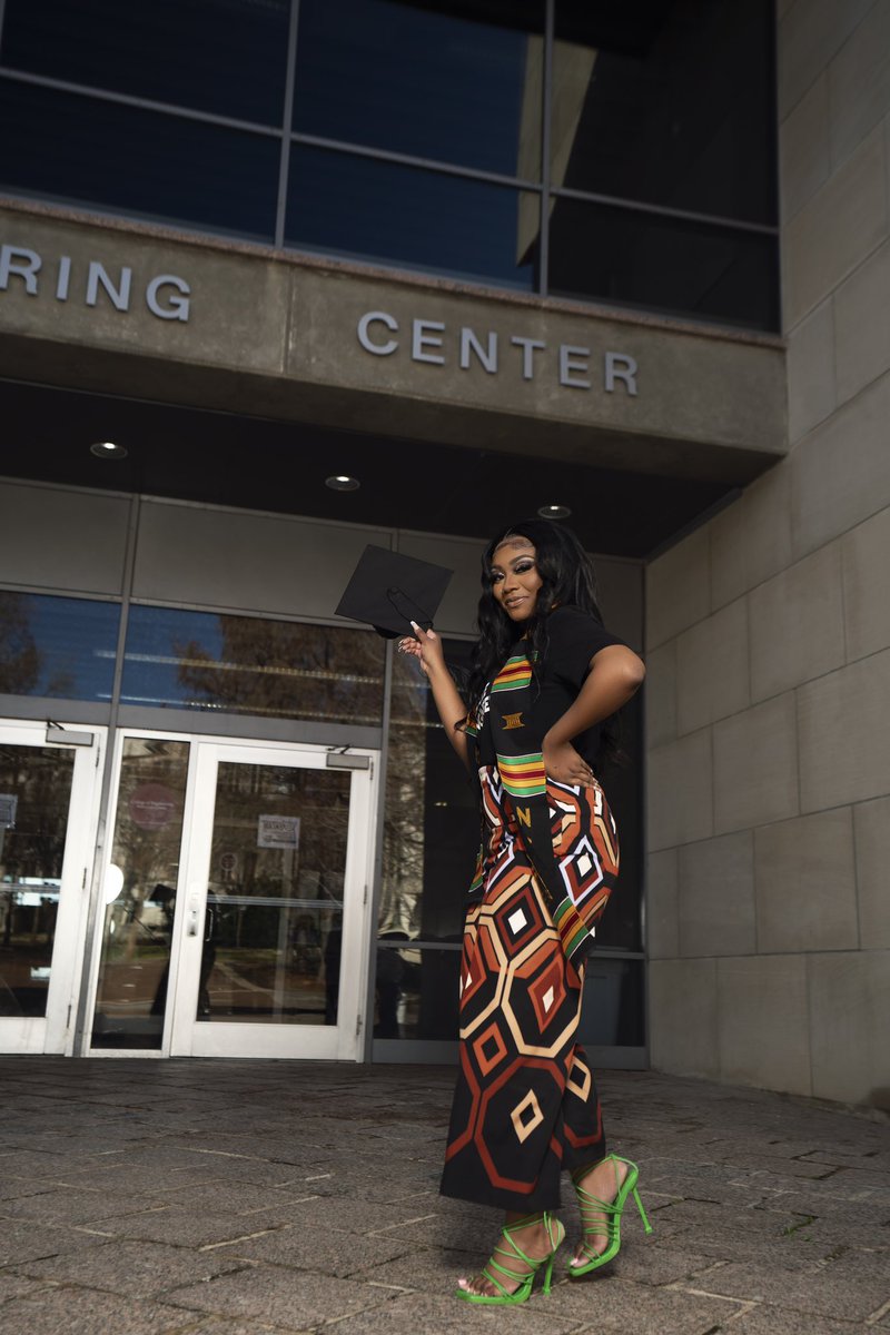 _jairaelizabeth's tweet photo. Update. DEGREED. ✌🏾❤️🍾 #engineerbae #AKA1908  #uofa https://t.co/N2ijsOLljQ