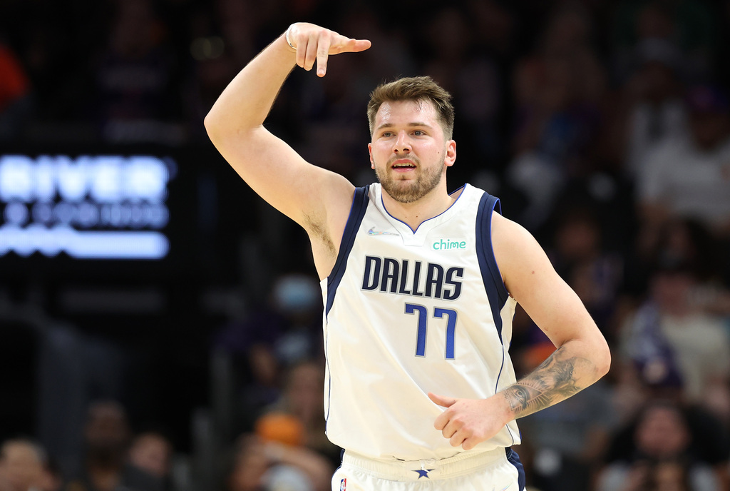 ESPNInsights's tweet photo. Luka Doncic had 27 points in the first half. 

The Suns had 27 points in the first half. 

Doncic is the first player in the last 25 postseasons to equal or exceed the opposing team's point total in a half. https://t.co/W5Unt2MRzi