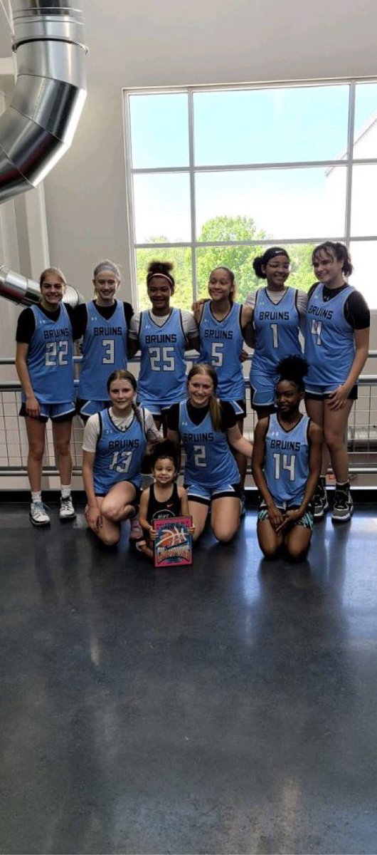 jepeterson711's tweet photo. @WPABruinsAAU 2026 crew bringing home the ship! #midwestExplosion @AreaIndiana @JaylaPeterson10 #bruinsnation 💪🏼💙🤍 https://t.co/biAGovcbEY