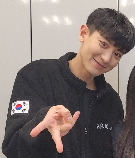 cyhourly's tweet photo. CHANYEOL is so cute ! 🤍 https://t.co/hIskAk3HLS
