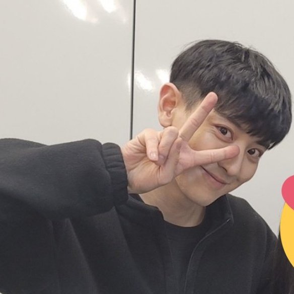 cyhourly's tweet photo. CHANYEOL is so cute ! 🤍 https://t.co/hIskAk3HLS