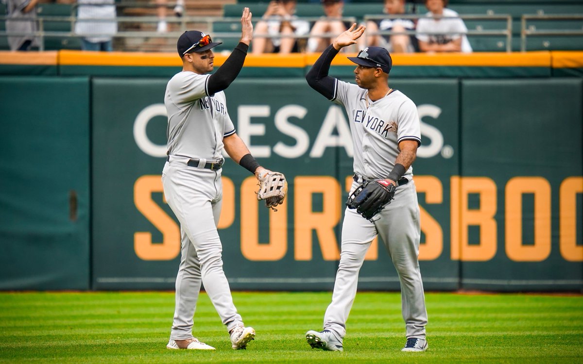 Yankees's tweet photo. 8 Straight Series Wins. 

#RepBX https://t.co/eQEyZMMWqp
