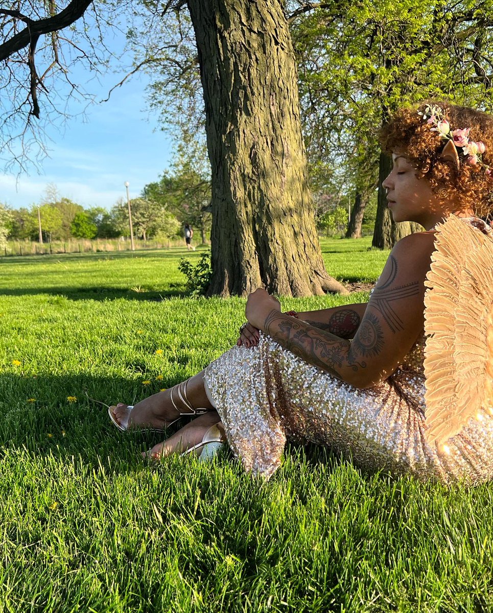 lisamariesocial's tweet image. For #BlackFaeDay, I spent the day adorned in my closest ancestor’s favorite color at #HumboldtPark. Here is a glimpse of my journey owning the originality of being. Plus, I launched a new limited edition @traveljerne bracelet set in honor of today.

lisamariejackson.com/links