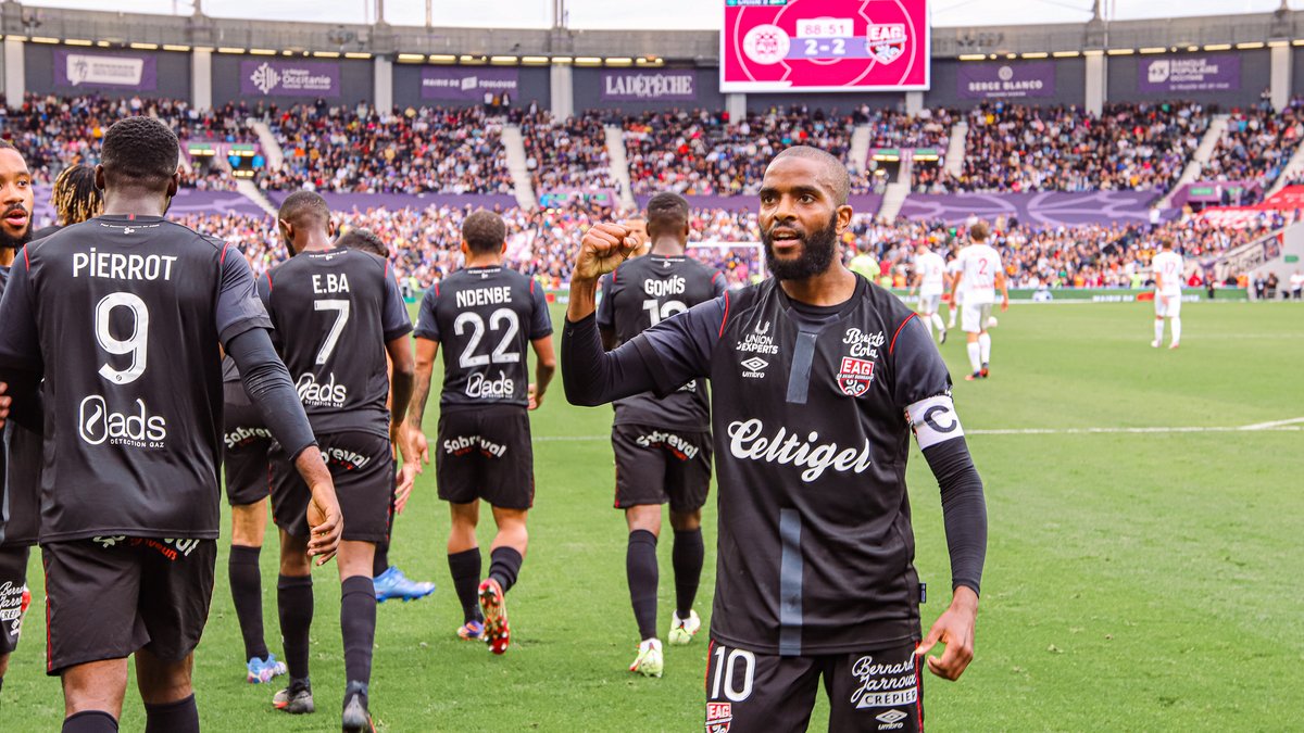 EAGuingamp's tweet photo. 🔝 Qui d'autre pour que le 𝗠𝘇𝗲́ 𝗬𝗼𝘂𝘀𝘀𝗼𝘂𝗳 𝗠'𝗖𝗵𝗮𝗻𝗴𝗮𝗺𝗮 pour marquer le but de la saison 2021-22 ? 🇰🇲

Merci Capi 👏

#TeamEAG #WarRaok https://t.co/qwuRBi4fpO