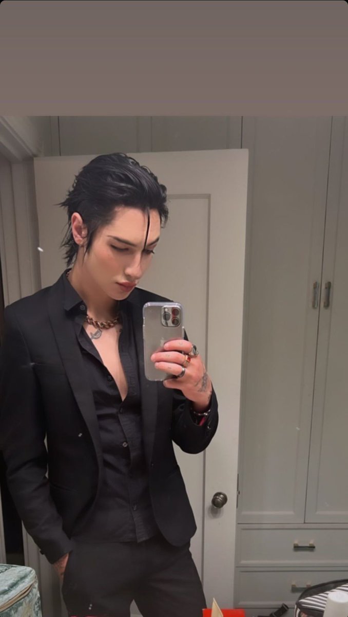 L_thebl4cksheep's tweet photo. how is / how i see 

sorry 🦇🤭 https://t.co/0axaXQy6DE