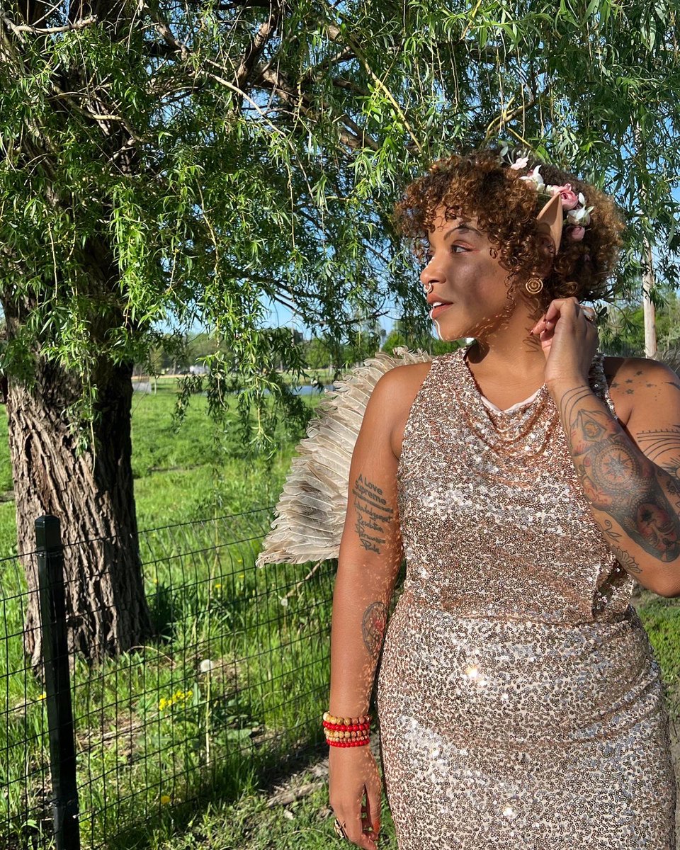 traveljerne's tweet image. For #BlackFaeDay, I spent the day adorned in my closest ancestor’s favorite color at #HumboldtPark. Here is a glimpse of my journey owning the originality of being. Plus, I launched a new limited edition @traveljerne bracelet set in honor of today.

traveljerne.com/collections/tr…