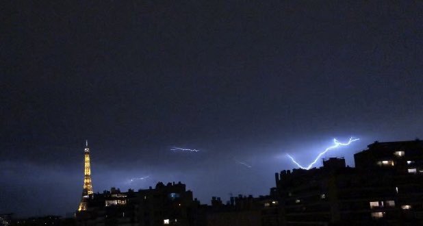roses_mkr's tweet photo. Tonight’s storm and lightning around @LaTourEiffel #orage #storm #Lightning #paris https://t.co/YGjxLo1n4I