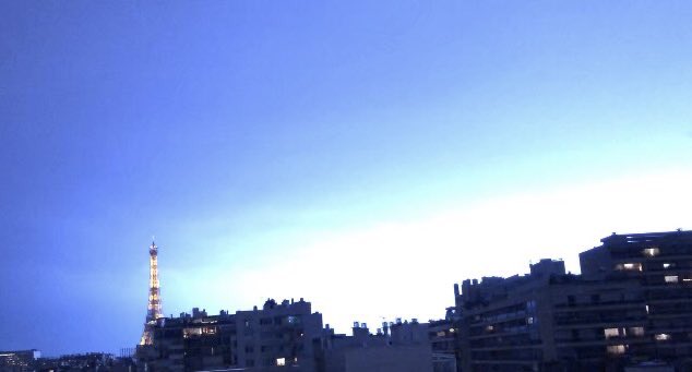 roses_mkr's tweet photo. Tonight’s storm and lightning around @LaTourEiffel #orage #storm #Lightning #paris https://t.co/YGjxLo1n4I
