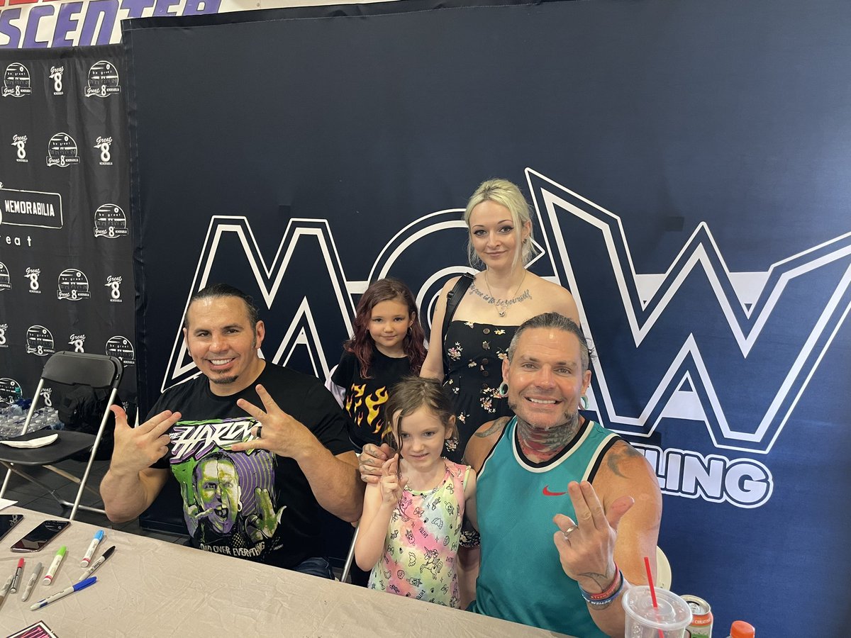 Made sure my Wife and daughters got a pic with a good pair of brothers .. @MATTHARDYBRAND @JEFFHARDYBRAND