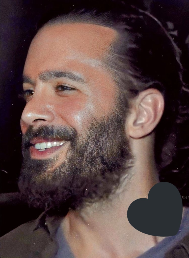 #BarışArduç Seguro sabes lo que provocas con una simple sonrisa 🙈#Barisbombon ❤️💙🖤
