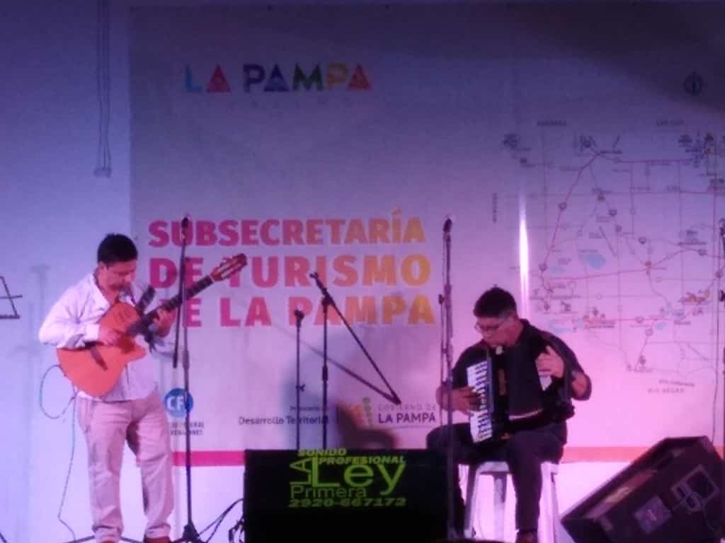 JoseCheuquepan's tweet photo. Una noche maravillosa!!!! Que fácil es interpretar un tema con un músico de la talla de Gabriel Carriqueo...gracias a todos los que estuvieron y aplaudieron  nuestra actuación!!! https://t.co/B6Evou0dpq