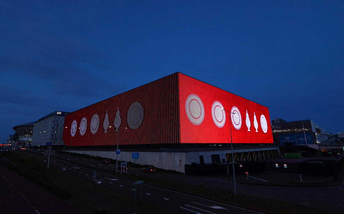 📍Ziggo Dome

A special goodbye in his last meters as an Ajax coach.

#XXX6