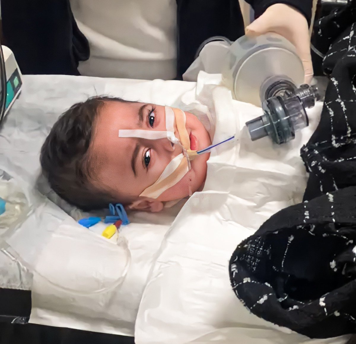 smaumudanefesol's tweet photo. Ben Umut 9 aylığım ama ne yazık ki yaşıtlarımın yaptığı hiçbir şeyi yapamıyorum.Nefes almam bile cihazlarla mümkün..
Yaşamam,çocuk olabilmem için bugün elimi daha sıkı tutar mısınız?🙏🏻 
#SurvivorAllStar Dursun Özbek #Hayaller İsmail Kartal Ceylin #ErşanKuneri Fatih Terim Giannis https://t.co/vaYwBhXWJl