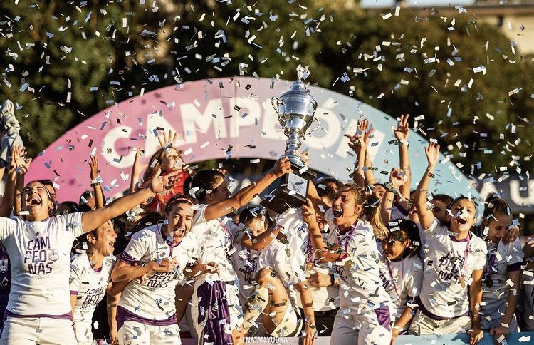 lavozdeltuerto's tweet photo. El más ganador en básquet masculino, actual bicampeón en básquet femenino, el 3º con más títulos en fútbol masculino, multicampeón en Atletismo. Y hoy, campeón de fútbol femenino por 1ª vez.

𝐋𝐚 𝐢𝐧𝐬𝐭𝐢𝐭𝐮𝐜𝐢𝐨𝐧 𝐝𝐞𝐩𝐨𝐫𝐭𝐢𝐯𝐚 𝐦á𝐬 𝐠𝐫𝐚𝐧𝐝𝐞 𝐝𝐞𝐥 𝗽𝗮í𝘀. 🏆💜 https://t.co/QwMkGunvN4