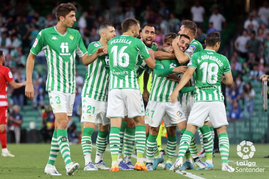 SergioCanales's tweet photo. Un orgullo pertenecer a este equipo, a esta familia. Más allá de los resultados. El día a día, la forma de competir, de ayudarnos dentro del campo en los buenos y malos momentos. Hemos hecho una temporada increíble y es el camino para seguir consiguiendo grandes cosas. ORGULLO 💚 https://t.co/cI8YgGKO3s