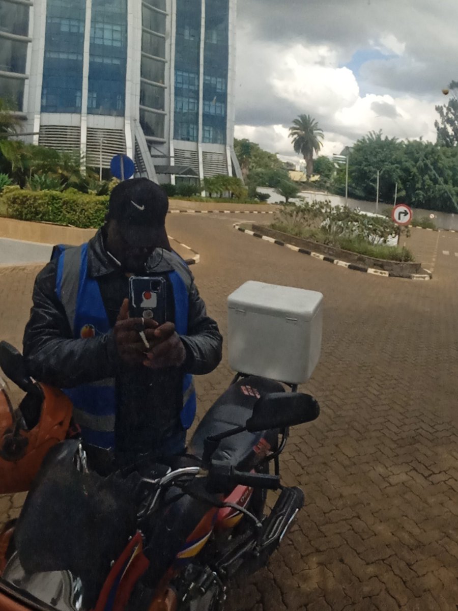 CaptainOchenge's tweet photo. @AAKenya I nominate myself because this is what I love doing. I have been on these roads for close to 3yrs now without a single accident simply because of being careful and knowing the purpose of my work. I don't ride carelessly for I Know a single mistake can cost me alot. https://t.co/vvK5P33VHG