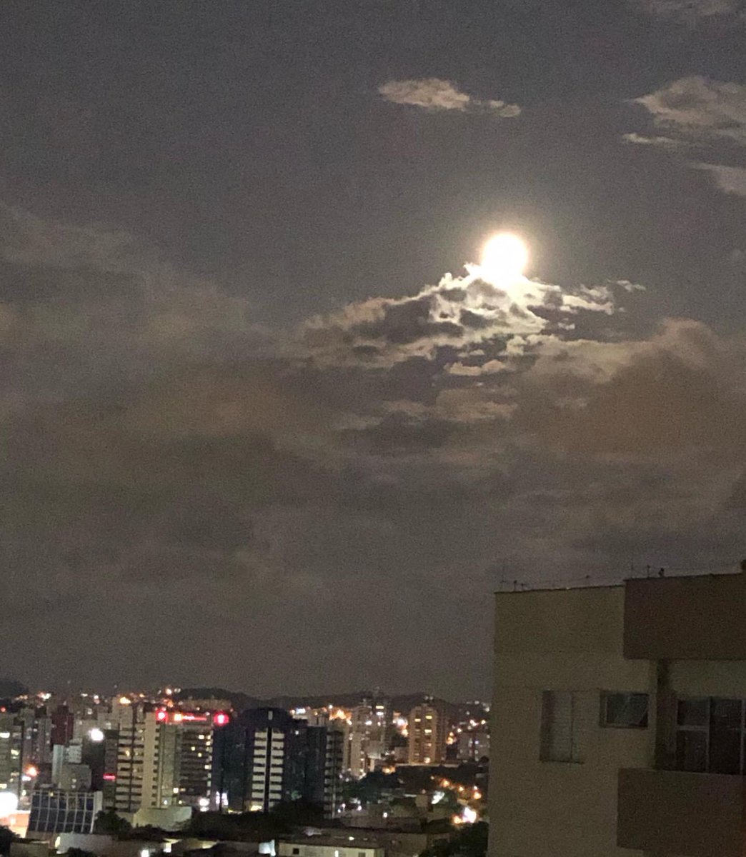 AnaMaria_pasch's tweet photo. Namorando a lua e agradecendo por todos, por tudo e por mim. #QuartoCrescente #BoaNoite, tenham todos uma excelente semana🙏🏻✨😘🥰🤗 https://t.co/XZgoSY9T3x