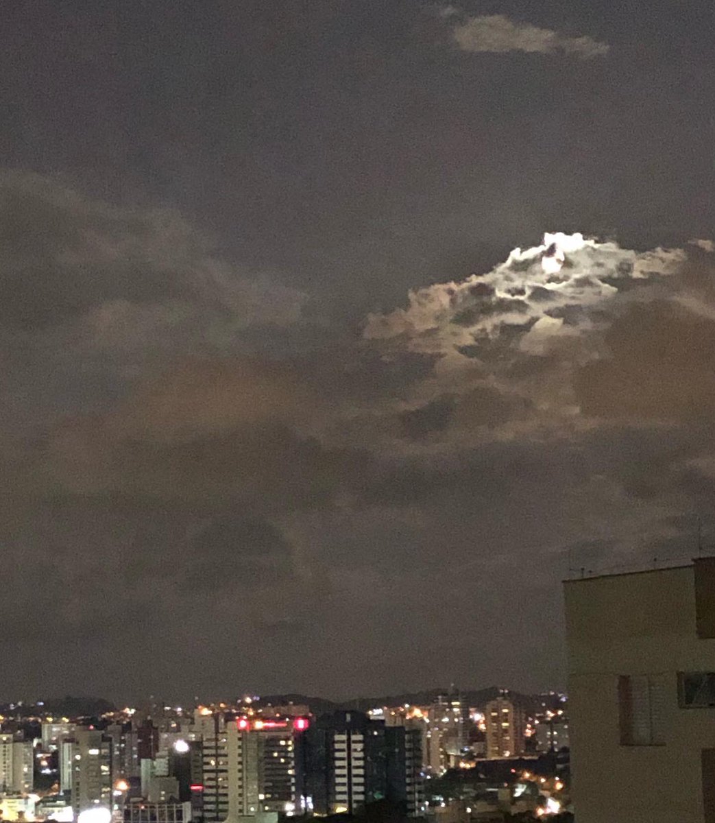 AnaMaria_pasch's tweet photo. Namorando a lua e agradecendo por todos, por tudo e por mim. #QuartoCrescente #BoaNoite, tenham todos uma excelente semana🙏🏻✨😘🥰🤗 https://t.co/XZgoSY9T3x