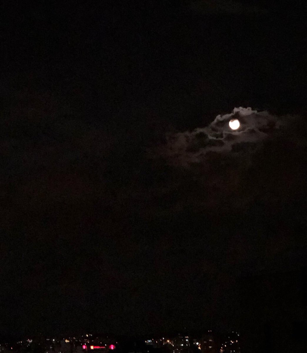 AnaMaria_pasch's tweet photo. Namorando a lua e agradecendo por todos, por tudo e por mim. #QuartoCrescente #BoaNoite, tenham todos uma excelente semana🙏🏻✨😘🥰🤗 https://t.co/XZgoSY9T3x