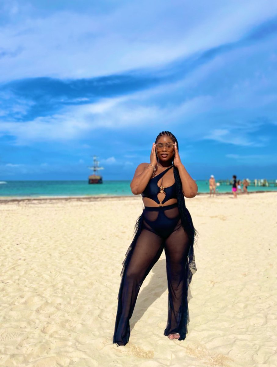 WhoIsNaija's tweet photo. It’s true that I’m a bad beach  🏝 https://t.co/IEsJ2o96Ni