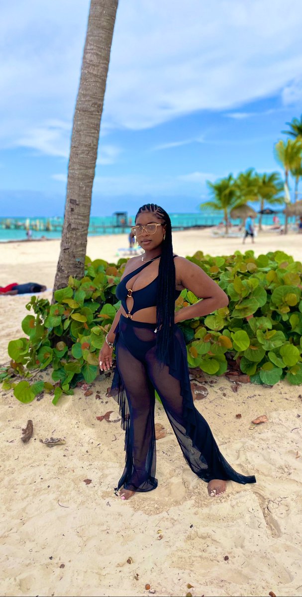 WhoIsNaija's tweet photo. It’s true that I’m a bad beach  🏝 https://t.co/IEsJ2o96Ni
