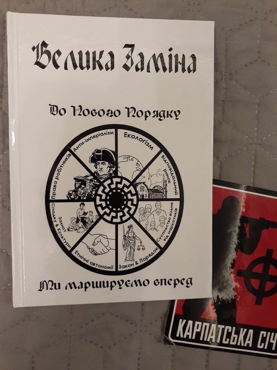 Nazis ucranianos de la organización C-14 posan con el manifiesto "Gran Reemplazo" del asesino nazi Brenton Tarrant, que masacró 51 personas en una mezquita de Nueva Zelanda, en 2019.

Tarrant se entrenó con Azov en 2014, sus panfletos han sido encontrados en bases ucranianas.