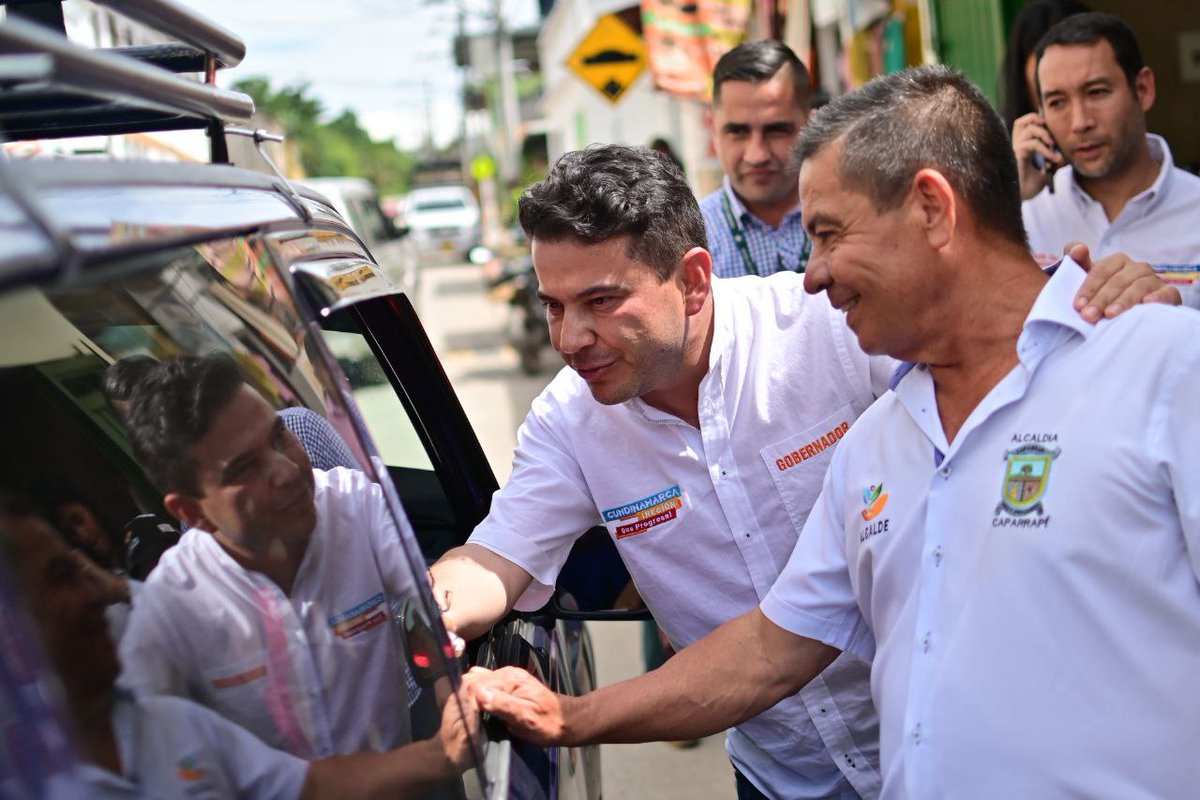 nicolasgarciab's tweet photo. Estamos invirtiendo casi 20 mil millones en Caparrapí, dentro de los que invertiremos 5 mil millones en la vía San Carlos, placahuellas, arreglo de maquinaria y el inicio del proceso contractual para construir urgencias y Sala de Partos, para que los caparrapos nazcan en el mpio. https://t.co/Ks5oQs6LLd