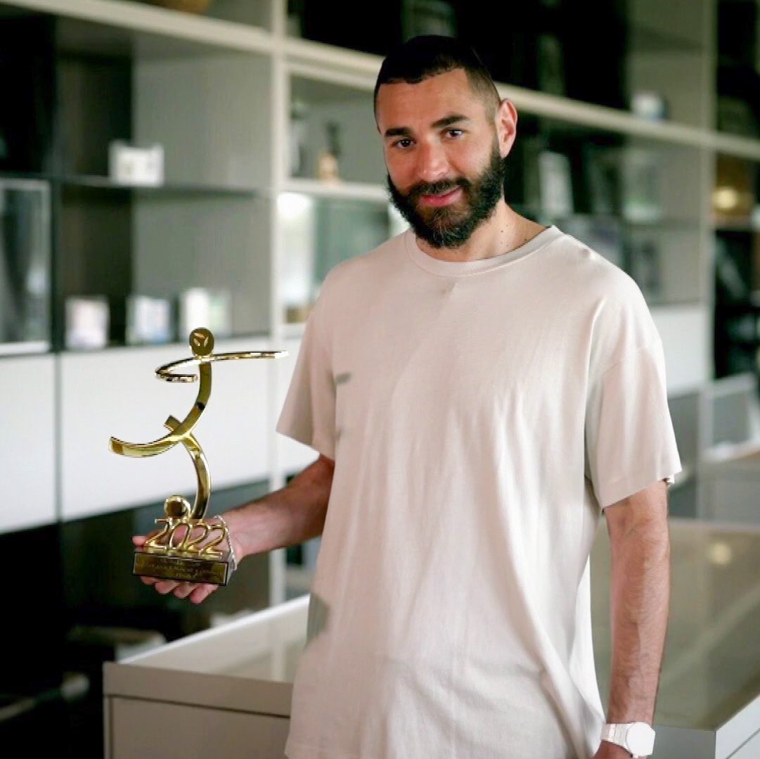 Benzema's tweet photo. Très heureux et honoré de remporter à nouveau le trophée UNFP du meilleur joueur français à l’étranger. Merci à tous pour vos votes 🙏🏼🌟 #Nueve #Alhamdulilah 🤲🏼❤️ https://t.co/dRg62a6lUS