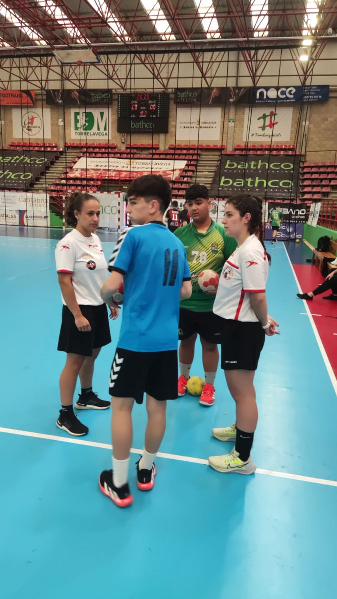 ctacantabria's tweet photo. 🏆 Sector Infantil Masculino 🤾‍♂️
⠀
Último día de Sector en el pabellón Vicente Trueba, con las compañeras que han participado. https://t.co/kFpqxZ6jCn