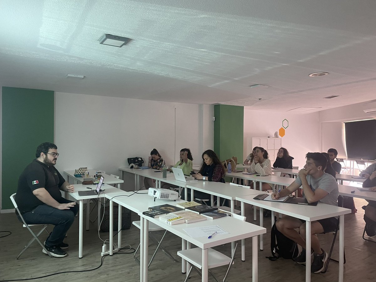 MarinaEsteveP's tweet photo. Este finde Ricardo Ortega del @IFPCF y yo hemos impartido el curso “Metodología de excavación, consolidación y documentación de restos óseos y momificados” en colaboración con el @CDL_Malaga y Malache Arqueología. Gracias a todas nuestras alumnas por su entrega al curso ♥️ https://t.co/TLmrpq7vGk