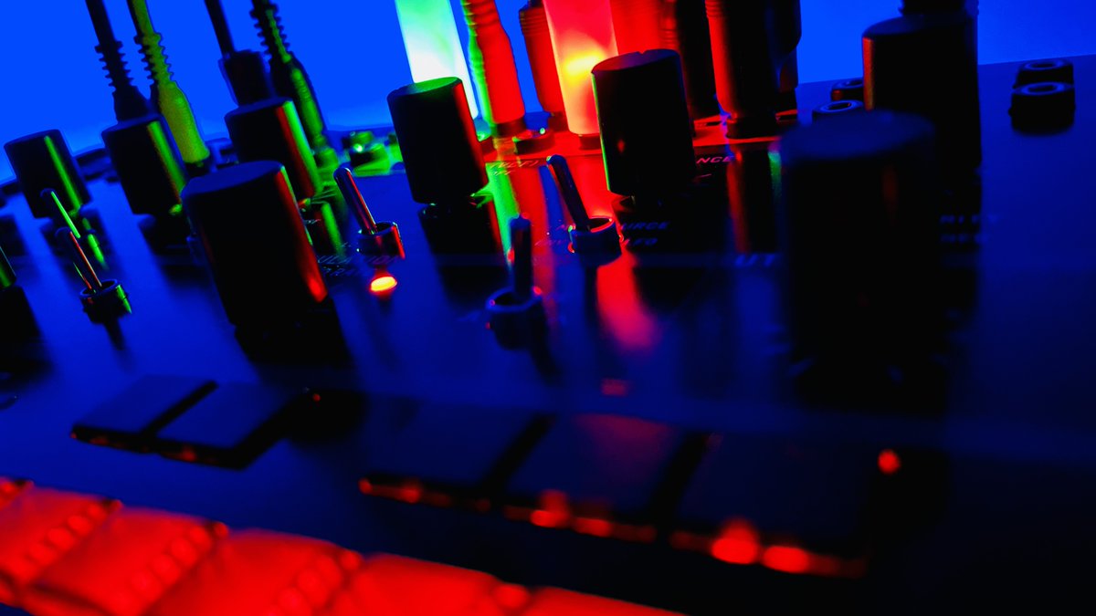 thehorsevalse's tweet photo. The @Behringer #Crave looks amazing in the dark!😃

#behringer #behringercrave #synth #semimodular #semimodularsynth #homestudio #eurorack #eurorackmodular #showusyoursetup https://t.co/hbCE23O1iv