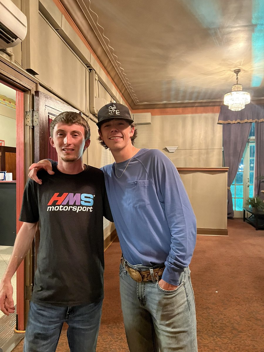 JoshSkelton_14's tweet photo. We had a beer and some fun Friday night! https://t.co/XZUmj35juk