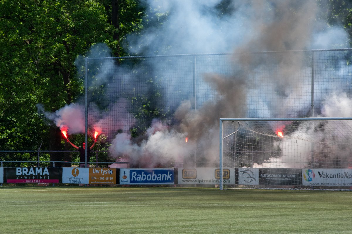 Engelsman_Jaap's tweet photo. @RKSVNEO @svBonboys Oefening voor de sfeer actie.. https://t.co/sasCNupR5z
