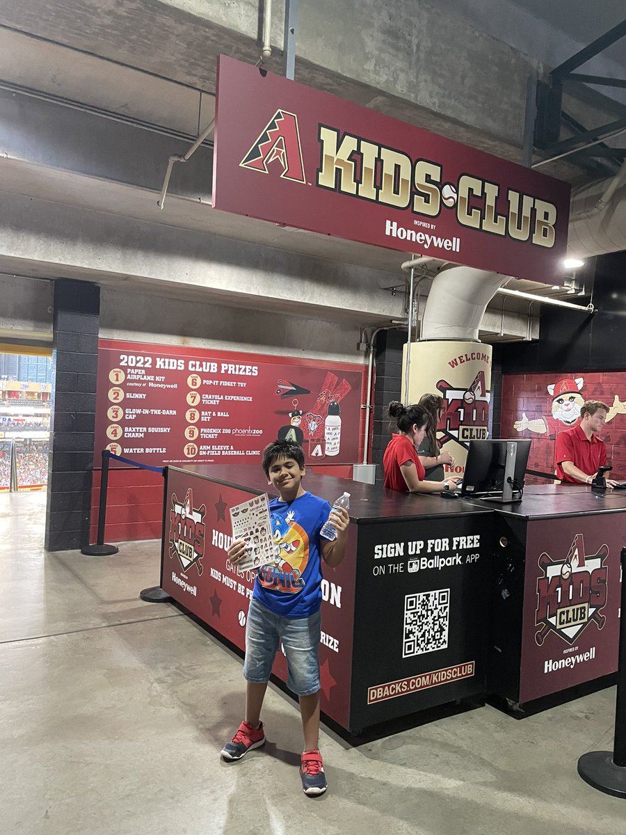 MohanTomar's tweet photo. Adhrit loving his first game! Thanks #dbacks thanks #futueshaper @honeywell https://t.co/GRQctZHSzO