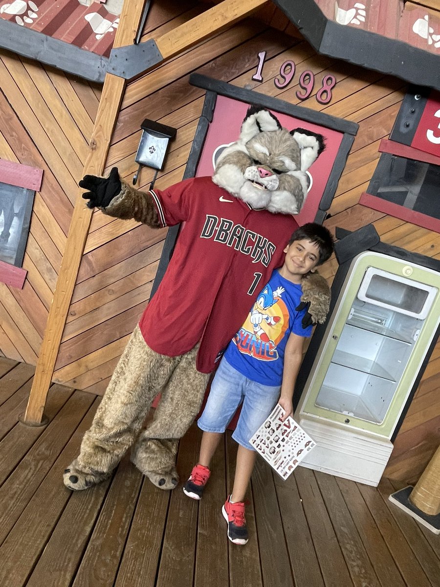 MohanTomar's tweet photo. Adhrit loving his first game! Thanks #dbacks thanks #futueshaper @honeywell https://t.co/GRQctZHSzO