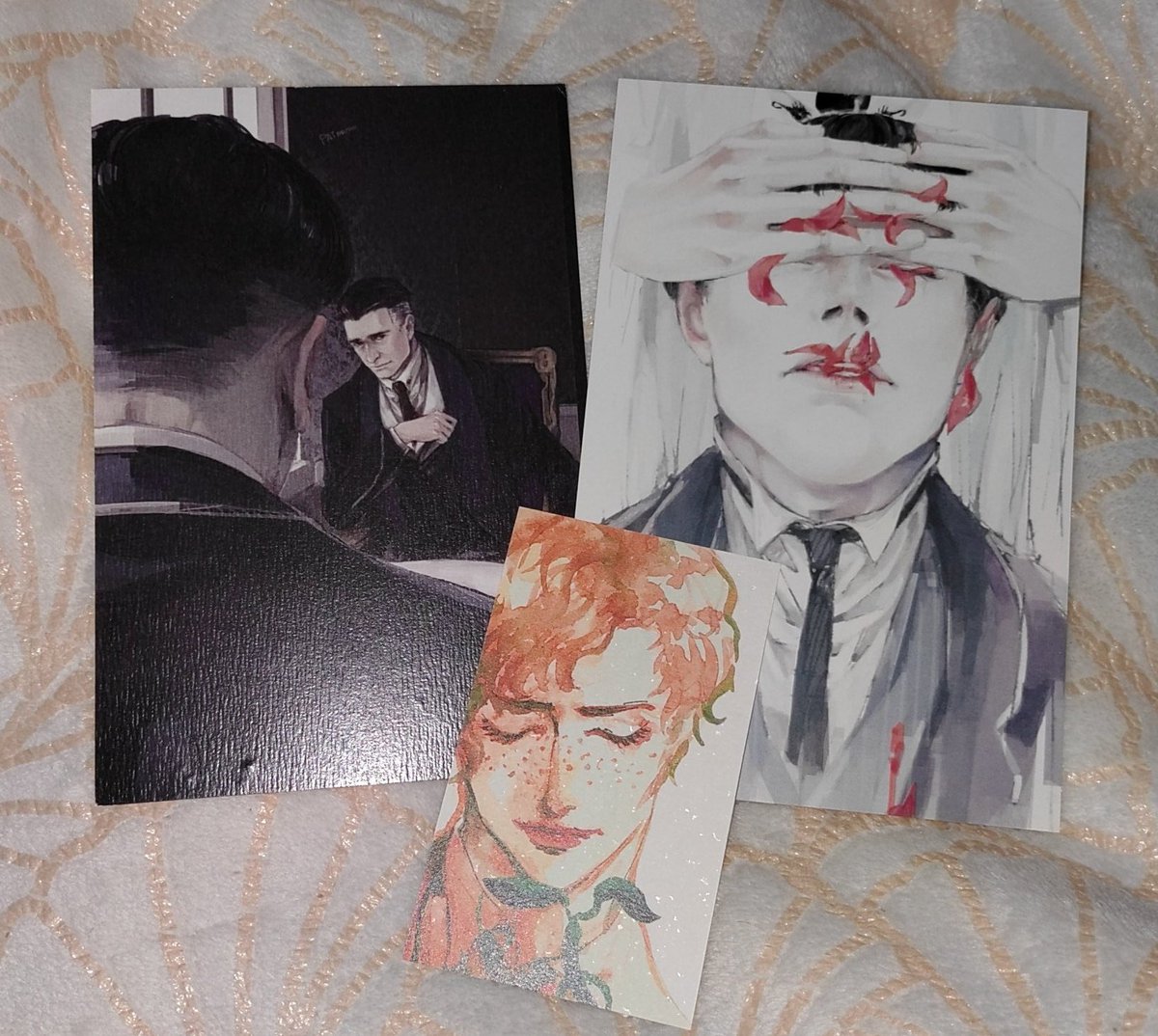 MiniDoujinshiRv's tweet photo. Author:@PATmaruo
Title:Bloosom/R18
Ship:Gradence
Blossom is amazing dj by talented PATmaruo🖌️.Beautiful graphics & realistic characters with details.The story is interesting & lewd.The cover shows Credence showered with rose petals😍. Postcards❤️Recom💯Book is rare🦄
#gradence https://t.co/sOhPRNiEyR
