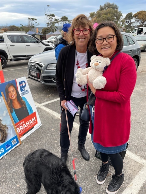 CleftpalsV's tweet photo. We thank @AgedMatters for taking the time to ask us for the policy change to better support cleft-affected people under NDIS and Medicare. You were the only one to reach out to ask. 

So thank you from our travelling committee and Oscar Bear! 🐻❤️

@VoicesofMornPen https://t.co/VI8u6VpjDO