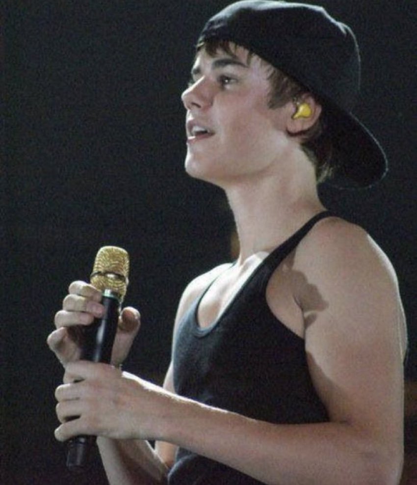 2MuchBiebss's tweet photo. Justin Bieber                     Justin Bieber
   2010                                        2022 https://t.co/bQA3bS0L5r