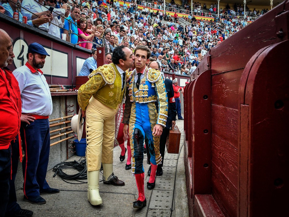 Ahí va un 𝗧𝗢𝗥𝗘𝗥𝗢
Y un 𝗣𝗔𝗗𝗥𝗘 
💕𝒔𝒊𝒆𝒎𝒑𝒓𝒆 𝒂 𝒔𝒖 𝒍𝒂𝒅𝒐 

#SanIsidro2022 #LasVentas