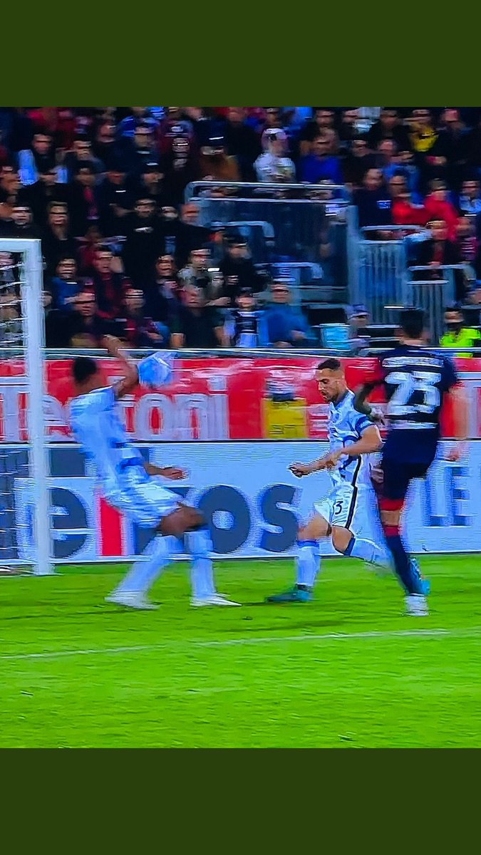 onlyju70's tweet photo. Nessuno ne ha parlato (ovviamente) e i pochi che lo hanno fatto, mentre combattevano in telecronaca su #Dazn , si sono affrettati a dire che era SPALLA e non era rigore per il #Cagliari...🤣🤣🤣🤣🤣🤣🤣
Il solito circo 🎪🤡
#CagliariInter #Varala #Varinter #anala https://t.co/3sezWV9FpO
