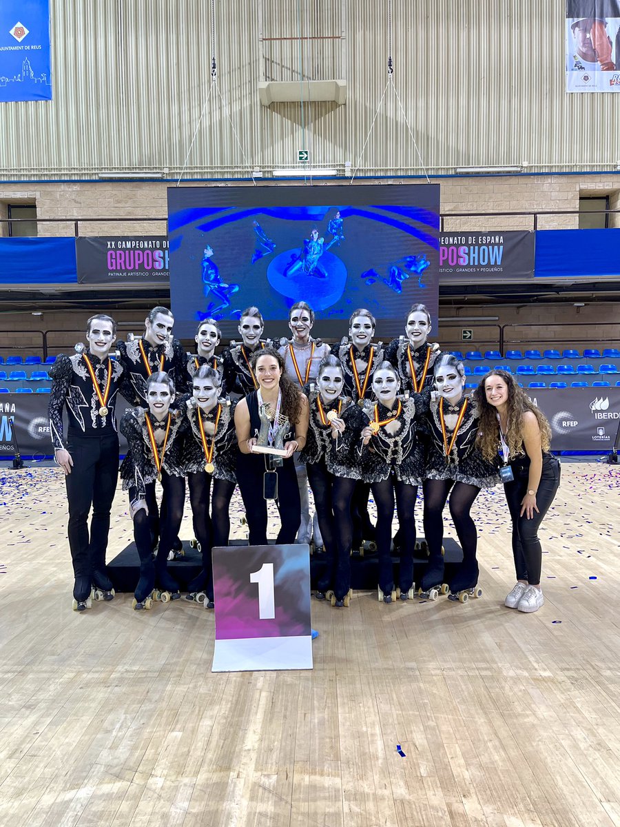 CPATona's tweet photo. Avui el Xou Petit del @CPATona s’ha proclamat CAMPIÓ D’ESPANYA🥇. Un altre moment històric per TONA @tona_aj @ajaiguafreda @AjuntamentOlost @ceosona @hockeymania_es  @el9nou https://t.co/BnvdILegqC