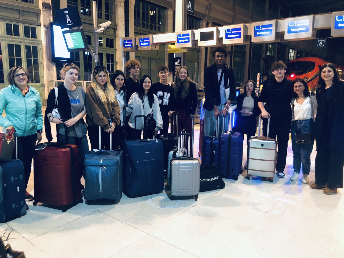 Deuxième partie de l’échange #ErasmusPlus qui commence! Benvenuti aux 5 élèves italiens de l’IIS Mosè Bianchi de Monza et à leur professeure en France et au <a href="/lycee_suger/">Lycée Suger</a> 🇫🇷🇮🇹🇪🇺