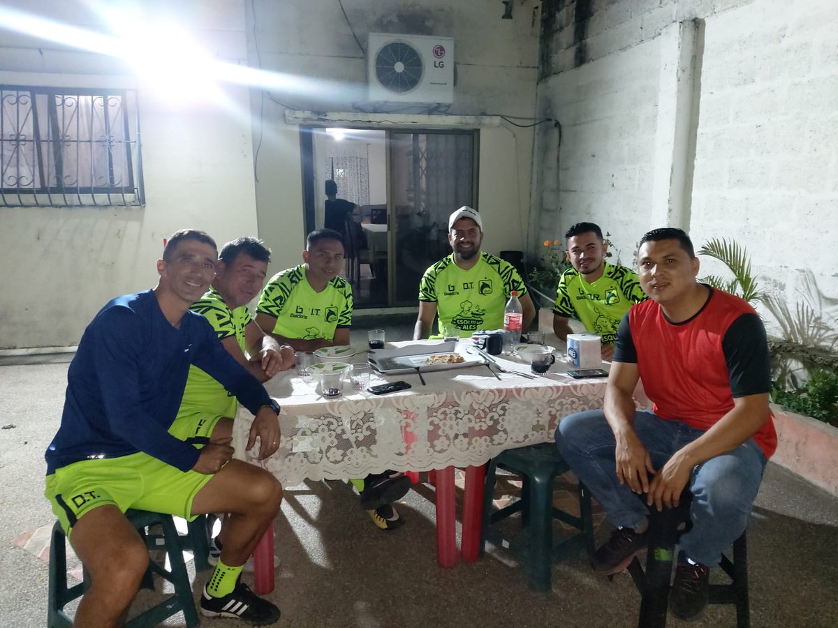 Javiercarva1's tweet photo. Cuerpo técnico sub 17 y sub 19 @DelfinSC @zurdolopez6 @31_robinson @RamonMarquez06 #doc #misub vamos 💪⚽ https://t.co/74xVygFUcB