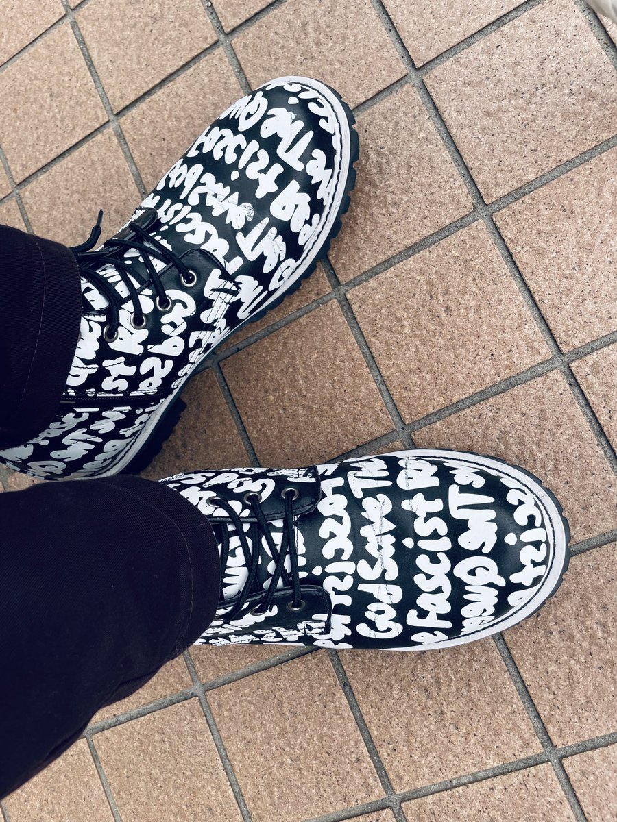 saconmusic's tweet photo. 今日みたいな雨降りそうな日はこんな靴がいいよなあ https://t.co/z00phH6ySG