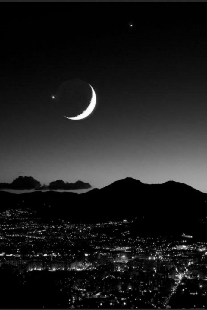 وقال: سوف تنساني
وتنسى أننى يوماً
وهبتك نبض وجداني
وتعشق موجة أخرى
و تهجر دفء شطآني
وتجلس مثلما كنا
لتسمع بعض ألحاني
و لا تعنيك أحزاني
و يسقط كامنى اسمي
و سوف يتوه عنواني
ترى .. ستقول يا عمري
بأنك كنت تهوانى ؟!!
فقلت : هواك إيماني
ومغفرتى وعصياني