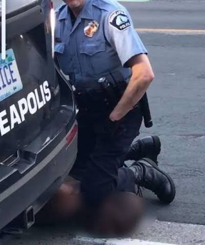 javicaches's tweet photo. Cómo arrestan a George Floyd // Cómo arrestan al nazi que se cargó 10 personas en Buffalo. https://t.co/PxA37NJtvZ