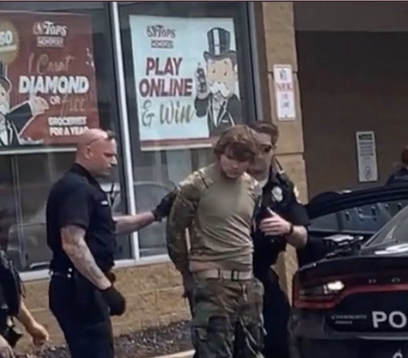 Cómo arrestan a George Floyd // Cómo arrestan al nazi que se cargó 10 personas en Buffalo.