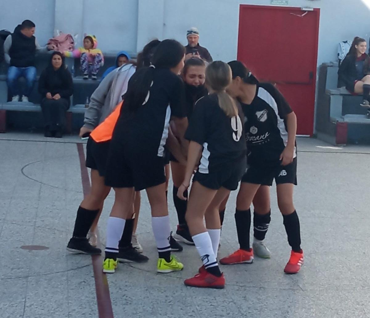 AllBoysBafi's tweet photo. Las chicas visitaron por la fecha 8 del torneo de @bafi_futsal a @LuroBafi

6ta perdió 4 a 2
5ta perdió 9 a 1
4ta ganó 2 a 0
3ra ganó 1 a 0
Reserva perdió 3 a 0
1ra ganó 4 a 2 https://t.co/oShYtI3gKC
