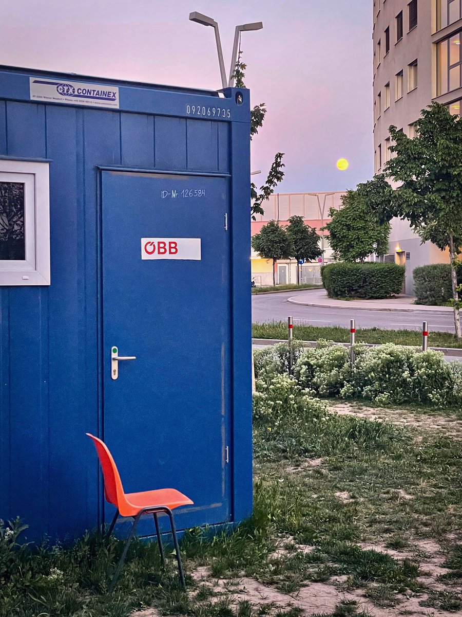 MarianaKarepova's tweet photo. Schlafstelle #messewien schließt. Die Schlafplätze in Wien werden knapp. Ab heute gibt es direkt im Erst-Ankunftszentrum für Ukraine-Flüchtlinge in der Engerthstraße Schlafplätze für 1 Nacht. Und Vollmond. #stoppwarinukrain #trainofhopevienna #trainofhope https://t.co/TlKEFPnkII