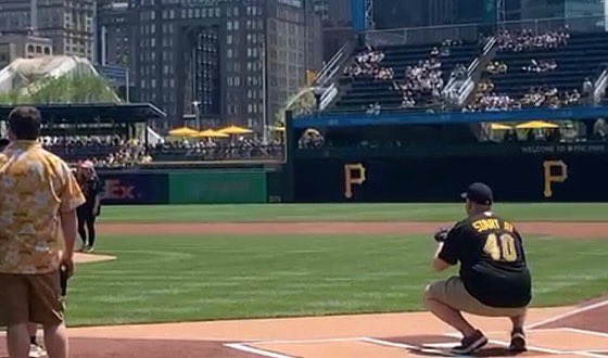 MattJMillerMD's tweet photo. Thanks to the @Pirates for hosting Breast Cancer Awareness Day. Catching the first pitch from the daughter of a survivor was an honor.
Thanks also to Robbie & @attsportsnetpit for providing a platform to discuss breast health.
@AHNtoday @AHNImaging #endtheconfusion #startat40 https://t.co/IEIpY24yCX